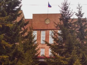 Защита в суде только адвокатом